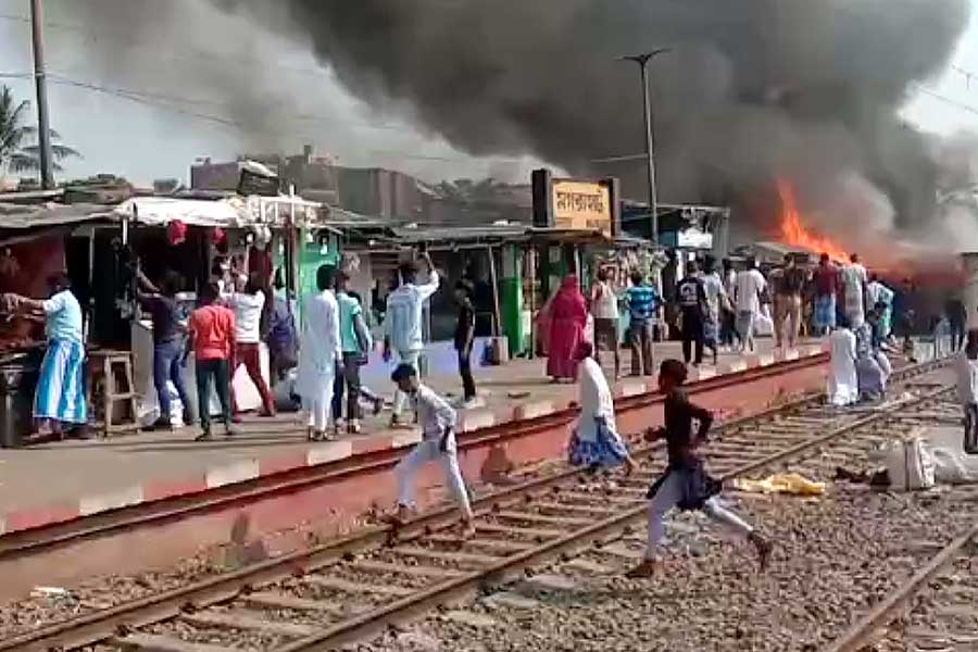 Fire at Magrahat Station, Sealdah South Division train service halted