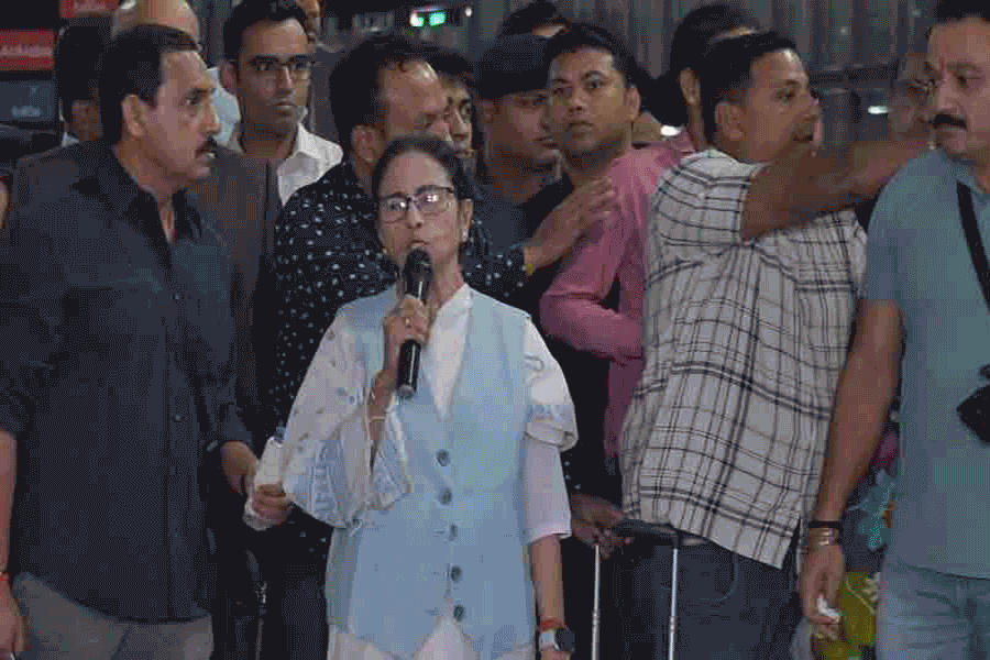 লন্ডন যাওয়ার পথে দমদম বিমানবন্দরে বিশ্ব বাংলার স্টলে মমতা, মা দুর্গার মূর্তিতে পরালেন টিপ