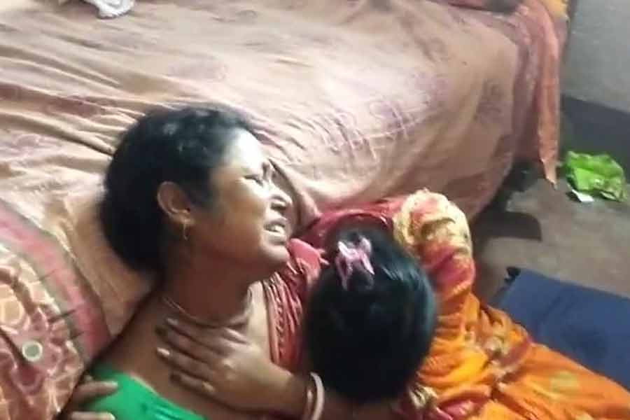 Soldier Sunil Mandal killed Maoist attack in Jharkhand, tears at his home in Midnapore