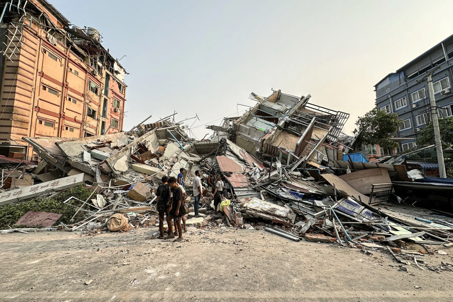 Death toll in Myanmar nears 2000, women rescued from rubble