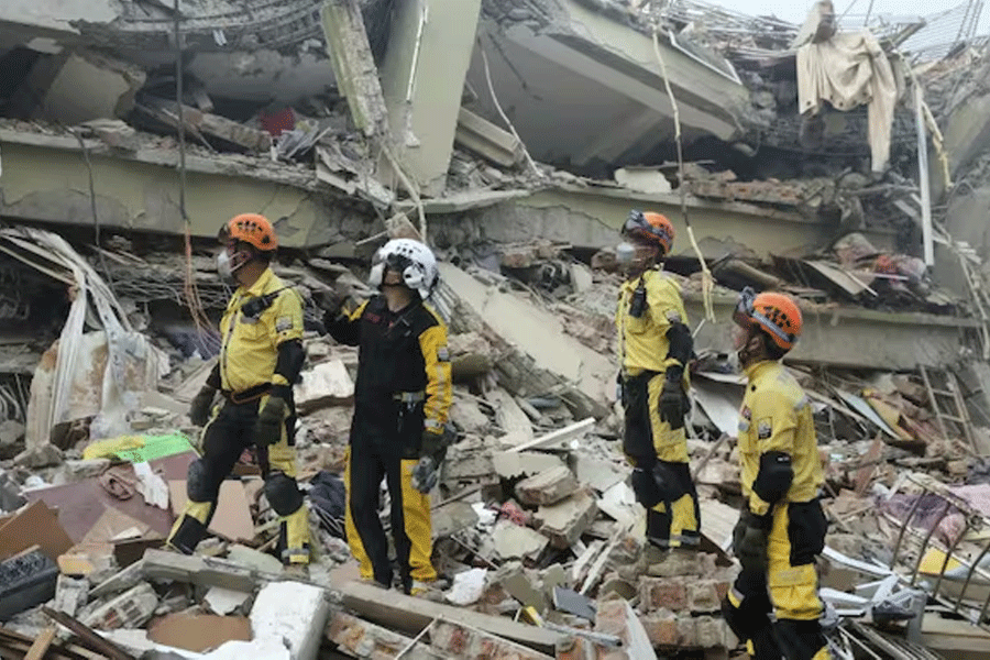 700 worshippers killed when quake hit during Friday prayers in Myanmar