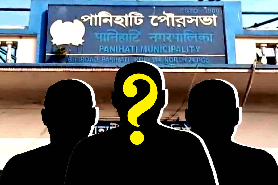 Who are in race of being Chairman of Panihati municipality after Moloy Roy's resignation accepted