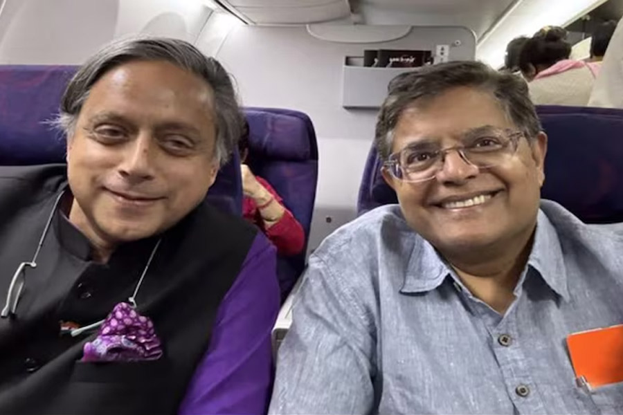BJP MP takes selfie with Shashi Tharoor, sparks row