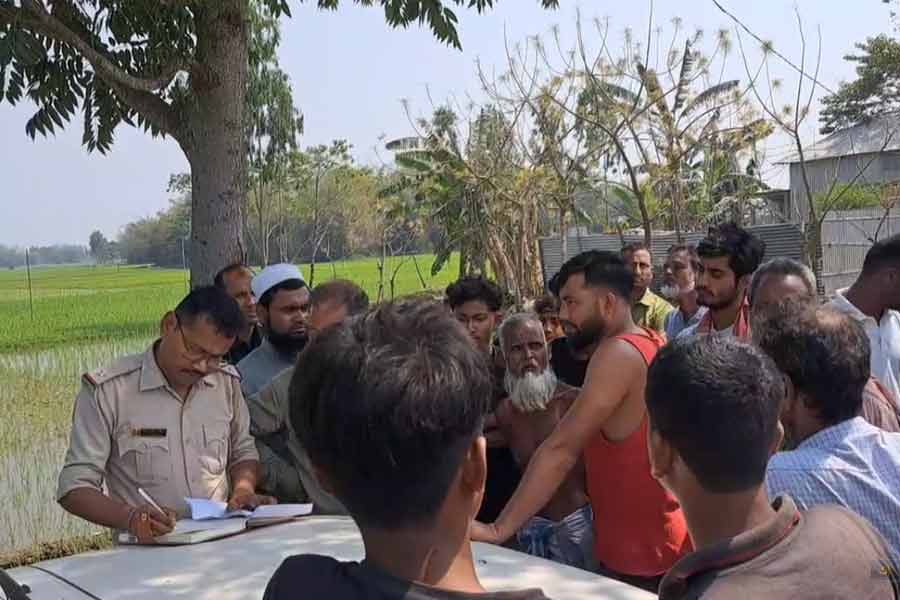 At least 10 injured in fight over 2 bigha land in sitalkuchi