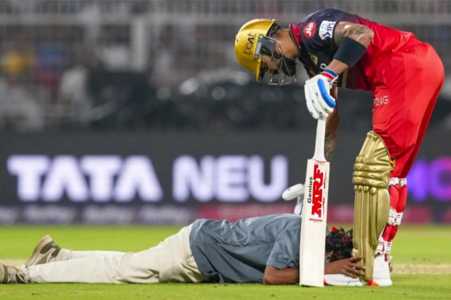 Fan arrested for invading pitch to meet Virat Kohli in IPL 2025