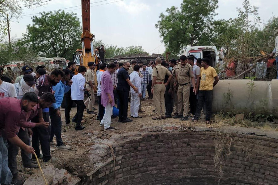 10 killed as van falls into well in Madhya Pradesh