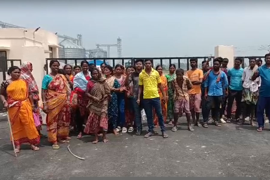 Landlords protest by locking FCI godown in Balurghat