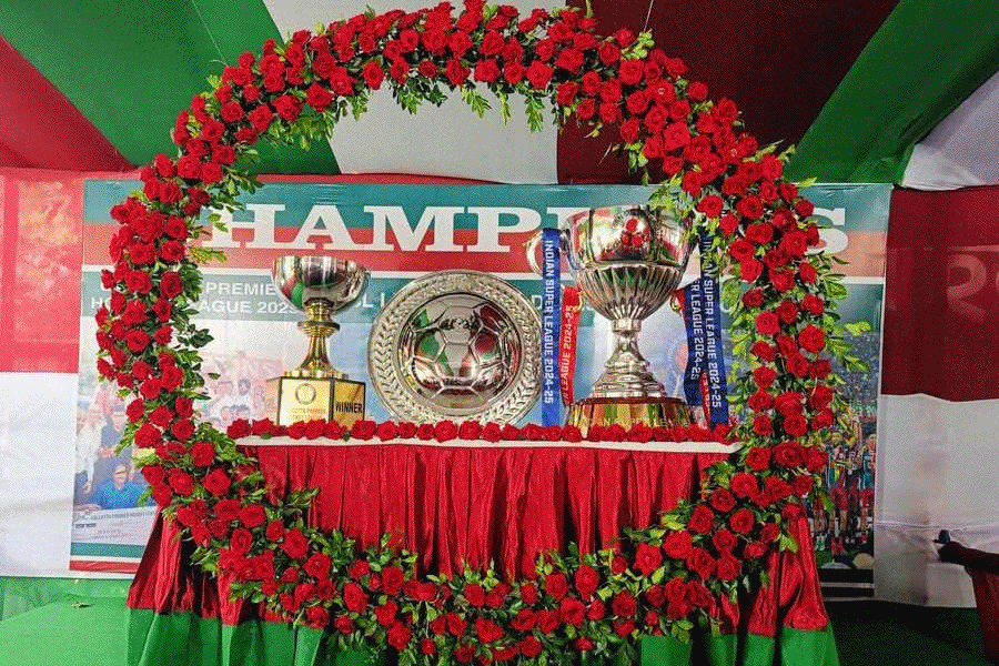 জোড়া ট্রফিতে নববর্ষ উদযাপন মোহনবাগানে, বারপুজোয় উৎসবের আমেজ ইস্টবেঙ্গল-ভবানীপুরে