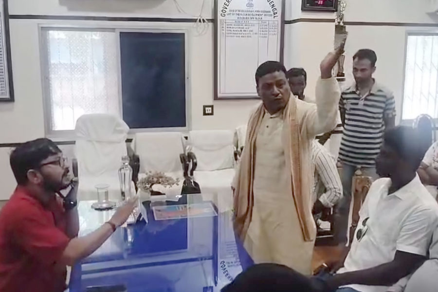 TMC worker allegedly attacked by party worker in BDO office in Bardhaman