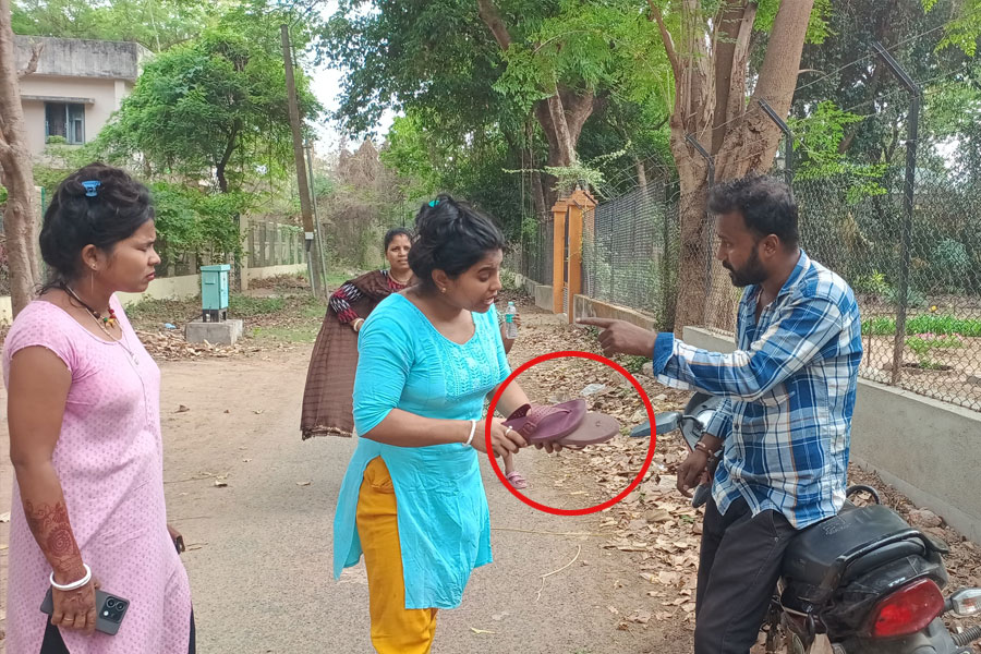 A youth allegedly beaten up by girlfriend in Bolpur