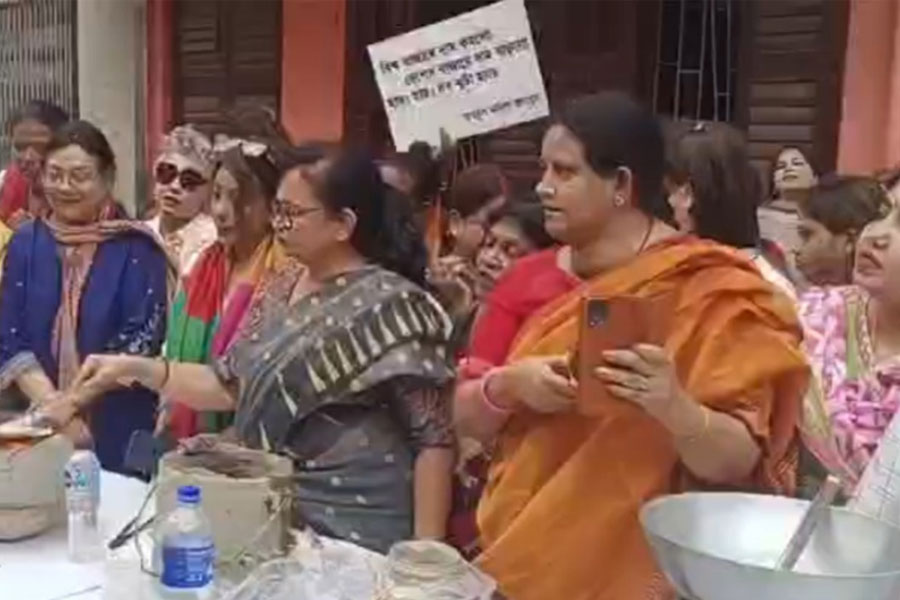 TMC on streets to protest against increase domestic gas price