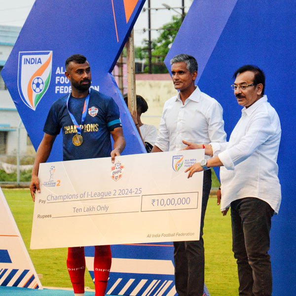 Diamond Harbour FC get I League 2 trophy after last match against Bengaluru United