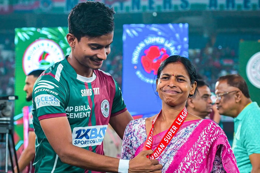 Mohun Bagan's Dippendu Biswas opens up after winning ISL cup and his iconic picture with mother