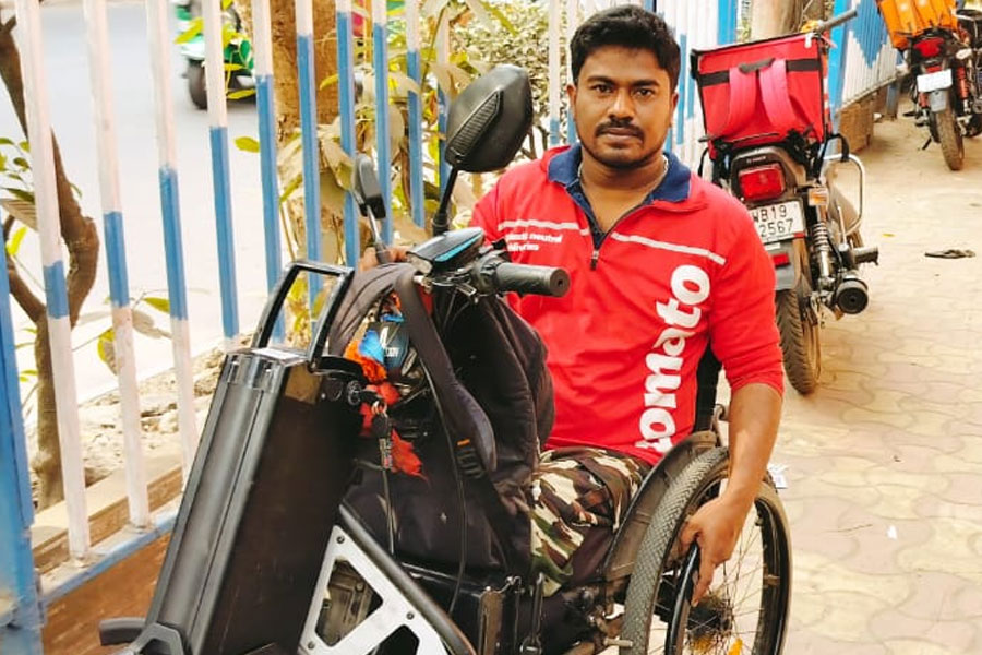 A Specially abled you delivers Food in wheel chair