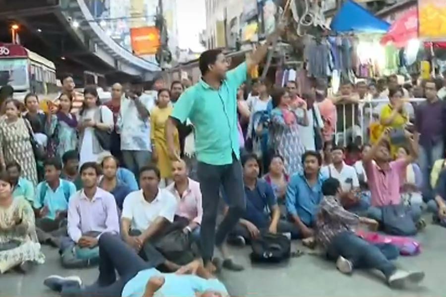 SSC LIVE UPDATE: Snubbed SSC teacher lodged protest at Gariahat, lies on street