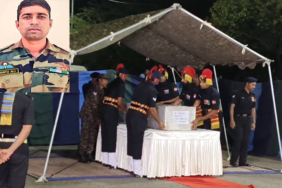 Martyr at Udhampur Indian Army jawan Jhantu Ali Sheikh's deadbody arrived at Dumdum Airport, Army tributes with gun salute