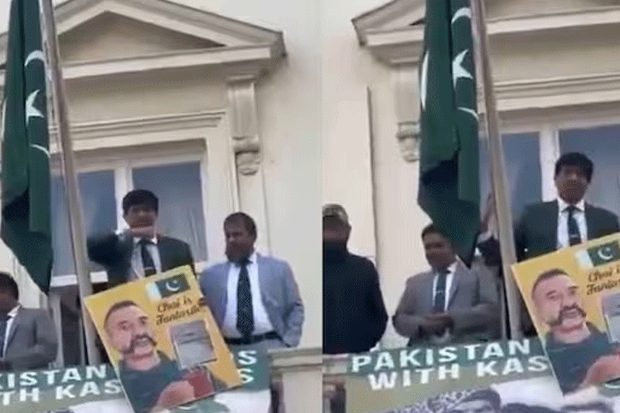 Pakistan Army Attache Publicly Gestures To Slit Throats Of Indians protesting Pahalgam Attack