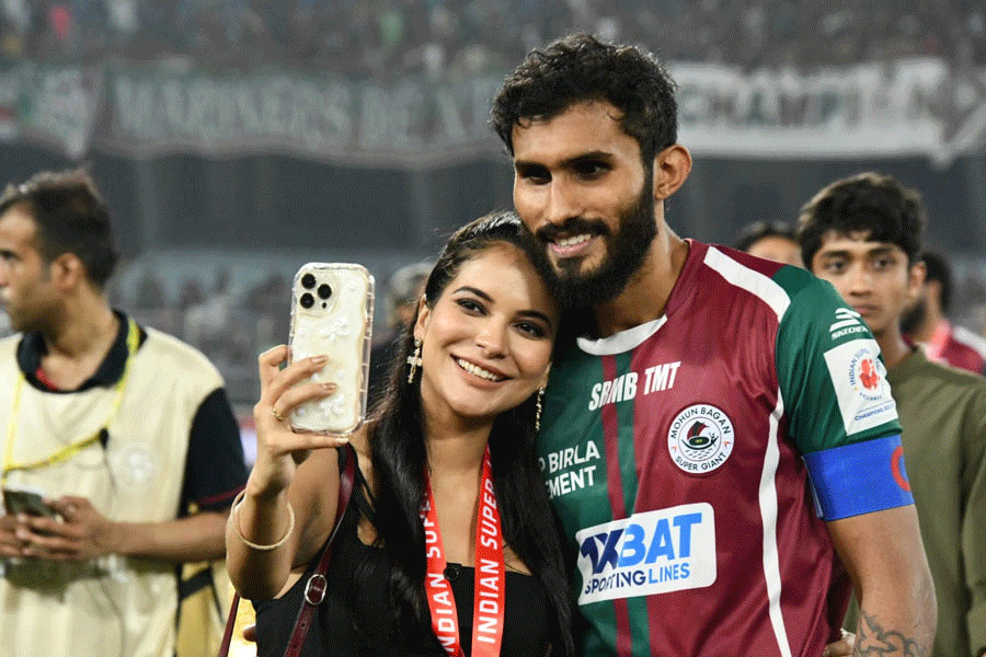 অর্ধেক আকাশ… মায়ের গলায় মেডেল পরালেন দীপেন্দু, স্ত্রীদের সঙ্গে সেলিব্রেশনে শুভাশিস-মনবীররা