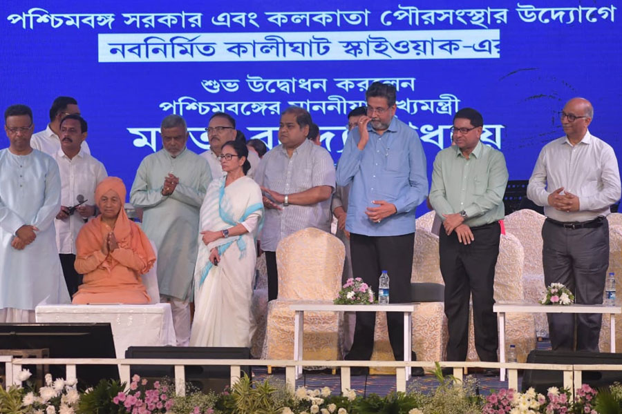 Mamata Banerjee inaugurates Kalighat skywalk
