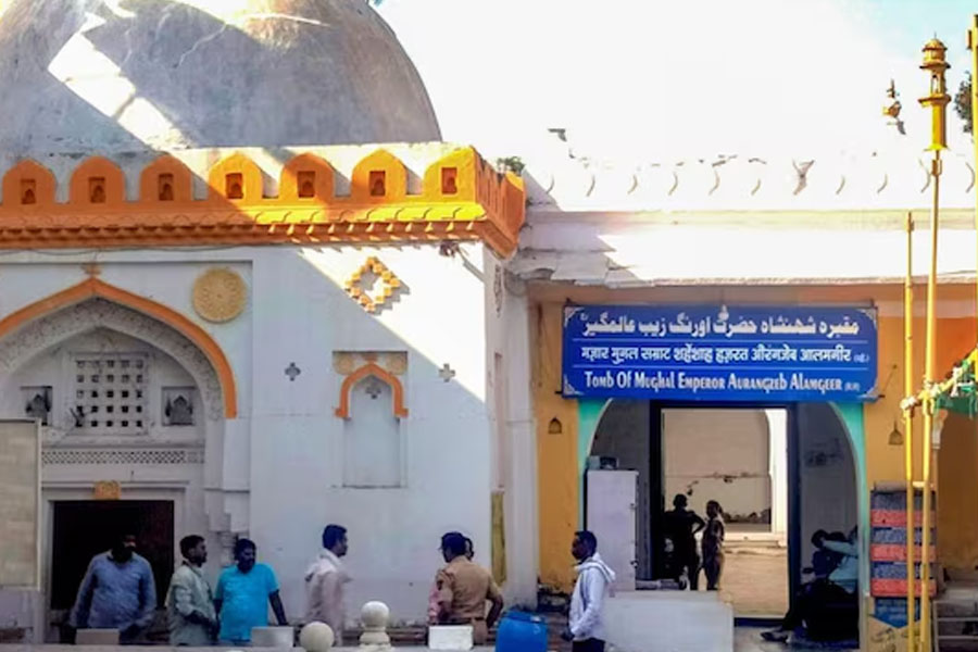 Mughal 'descendant' writes to UN seeking protection of Aurangzeb's tomb