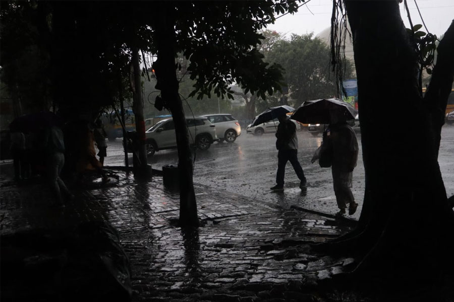 West Bengal Weather Update: Rain lash out in Kolkata, temperature drops