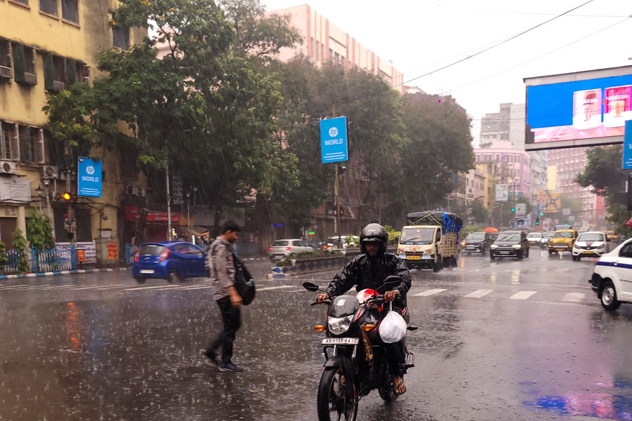 Rain lash out in Kolkata, temperature drops