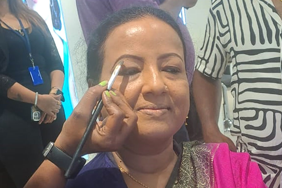 বিয়ের সাজে রিঙ্কু, মেকআপে ব্যস্ত কনে!