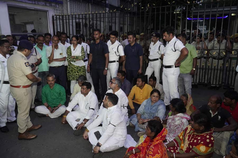 BJP leader Sukanta Majumdar stage protest in front of Bhabani Bhawan