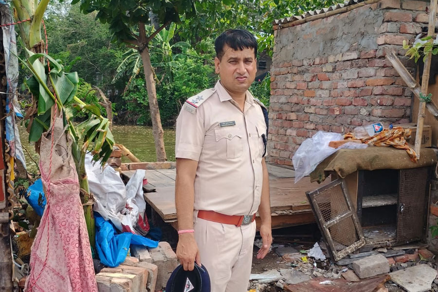 Fire breaks out in Tollygunge railway area RPF demolishes illegal construction