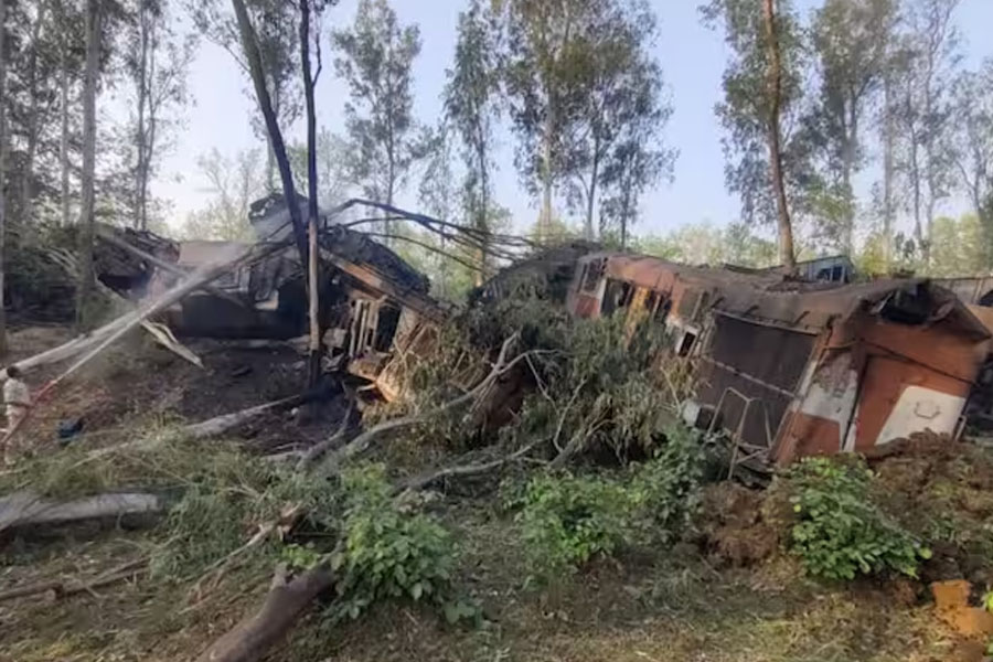 2 drivers killed, 4 injured as goods trains collide in Jharkhand
