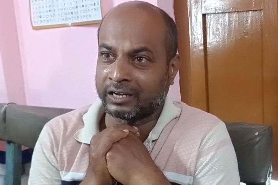 স্কুলে এসেও কান্না! মুখ্যমন্ত্রী বাঁচান, বলছেন শিক্ষকরা