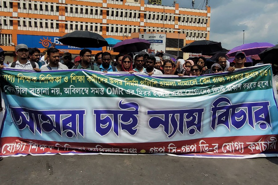 পুলিশ তুমি মারলে কেন? কলকাতার রাস্তায় প্রতিবাদে চাকরিহারারা