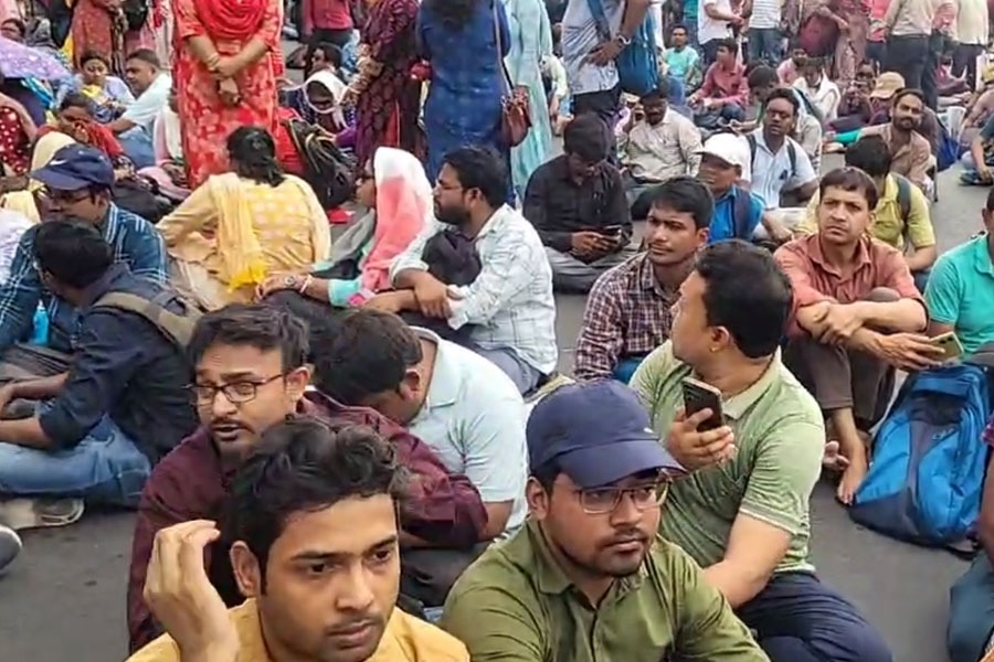 রাজপথে চাকরিহারারা, ধর্মতলায় অবস্থানে বসে বিক্ষোভে শিক্ষক-শিক্ষিকারা