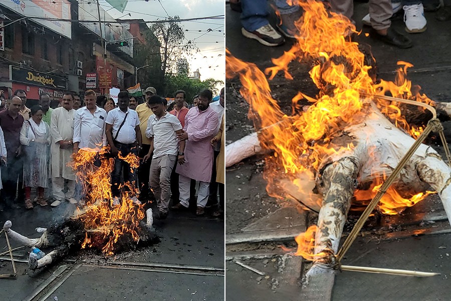 চাকরিহারাদের ‘পাশে’ প্রদেশ কংগ্রেস, কলেজ স্কোয়্যার থেকে মিছিল