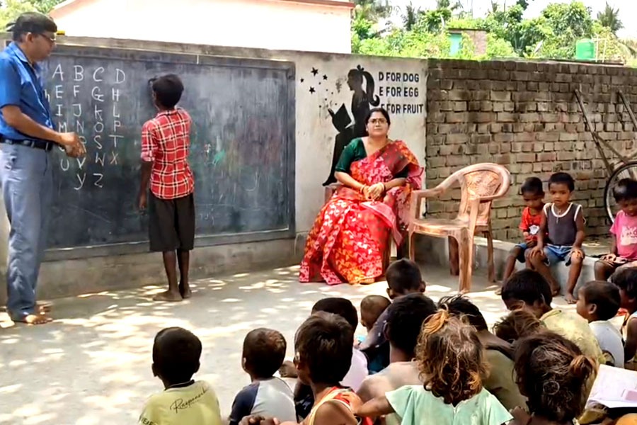 ধুলো মাখা রাস্তা থেকে শিক্ষার আলোয়, গাছতলার পাঠশালায় অভিনব ভাবনা শিক্ষকের