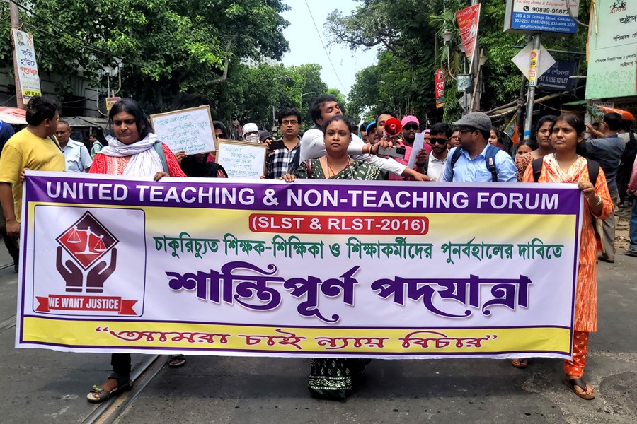 ন্যায়ের দাবিতে ‘অযোগ্য’ শিক্ষকদের মিছিল, সিবিআইয়ের বিরুদ্ধে স্লোগান