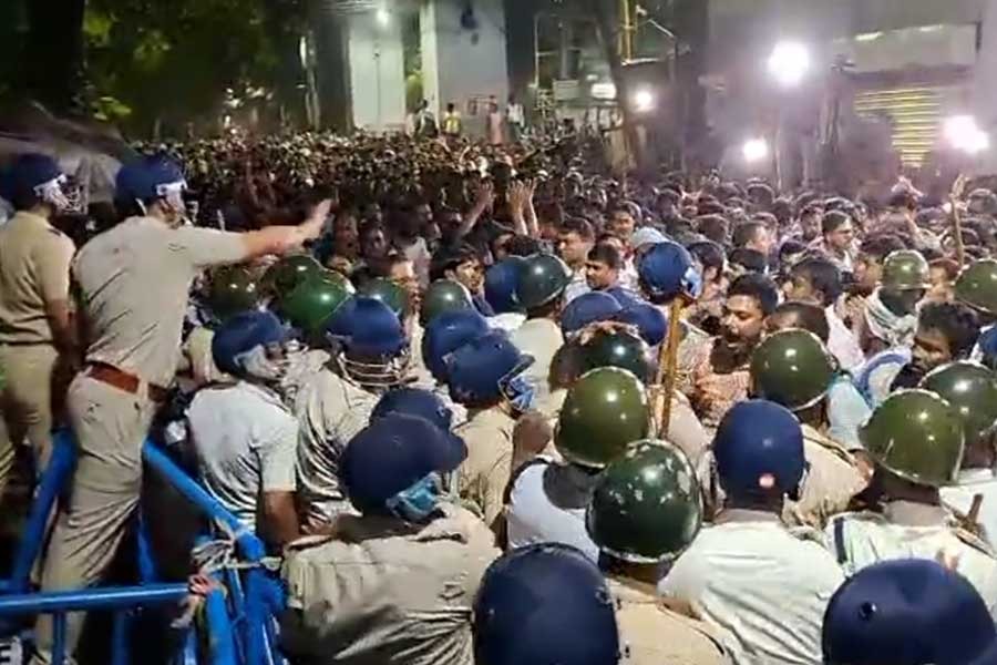 এসএসসি ভবনের সামনে যোগ্য-অযোগ্য তালিকা নিয়ে তীব্র উত্তেজনা!