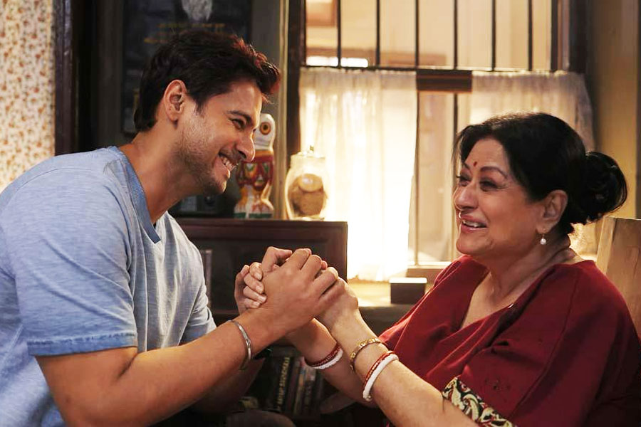 Yash, Nusrat, Mousumi Chatterjee starrer AARI Movie Review
