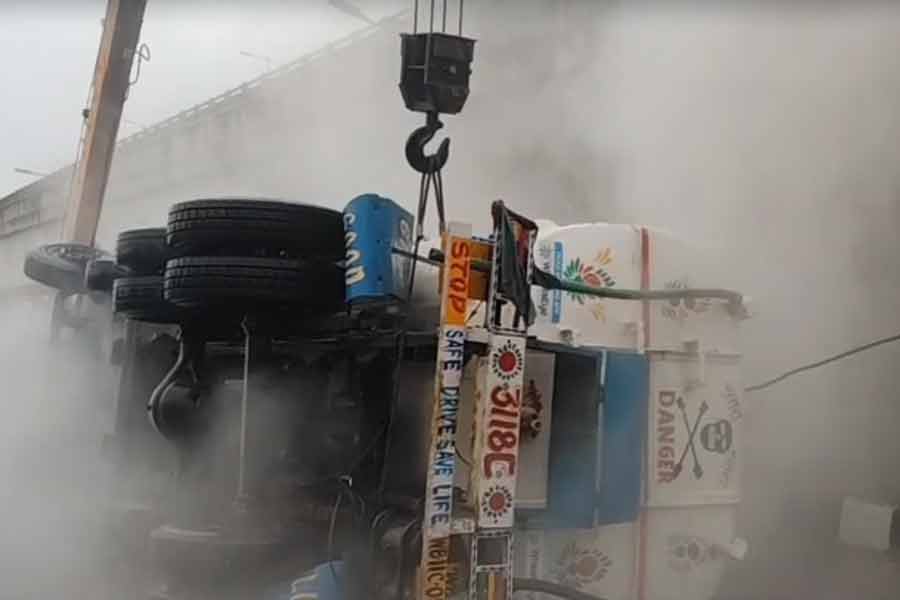 Acid tanker flipped in Durgapur, caused huge trouble