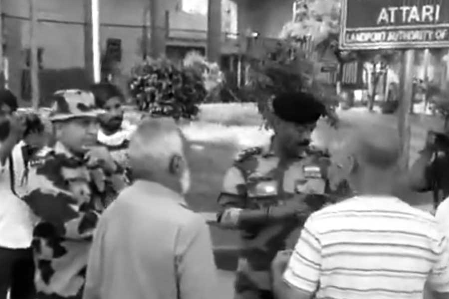 ভারত ছাড়ার নির্দেশ, সীমান্তে ভিড় পাকিস্তানিদের
