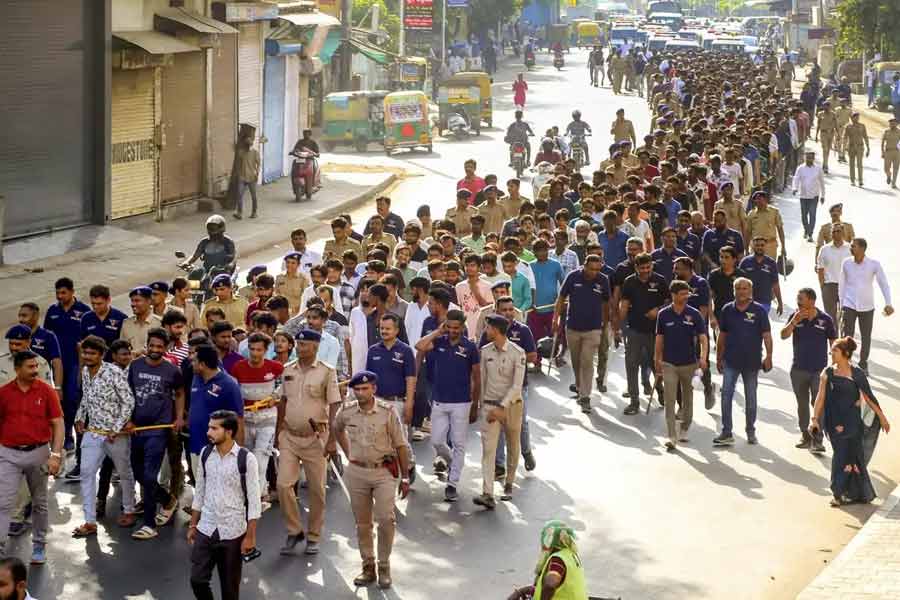 Over 500 illegal Bangladeshi migrants detained in Gujarat
