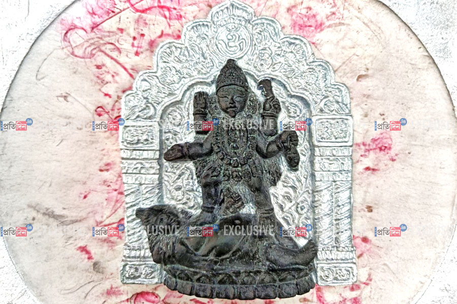 Small idol of Baroma made to gift CM Mamata Banerjee