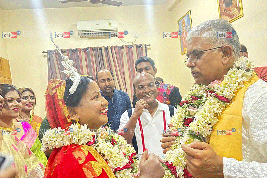 কোথায় মধুচন্দ্রিমায় যাবেন? নববিবাহিত স্ত্রীকে পাশে নিয়ে জবাব দিলীপের