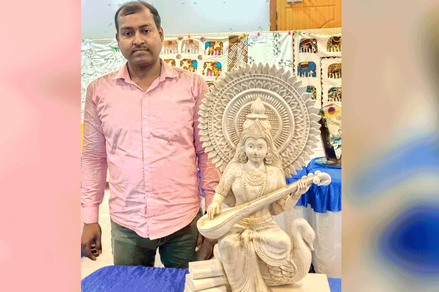 লক্ষ্য রাষ্ট্রপতি পুরস্কার, কাঠ দিয়ে নিজের বাড়ির দেওয়ালেই শিল্পকর্মে মগ্ন হুগলির প্রশান্ত
