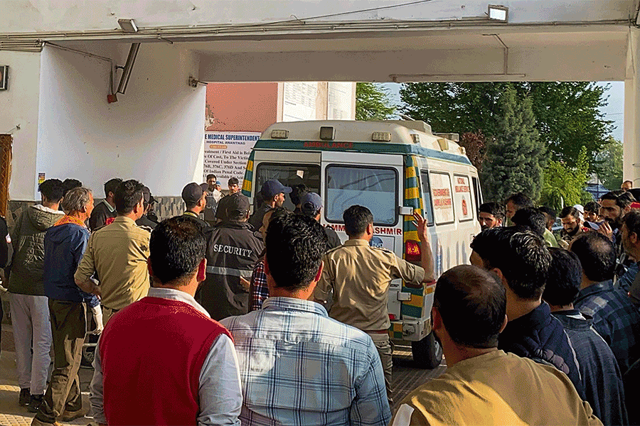 জঙ্গি হামলায় ‘মৃত্যুপুরী’ কাশ্মীরের পহেলগাঁও, লেন্সবন্দি আতঙ্কের ছবি