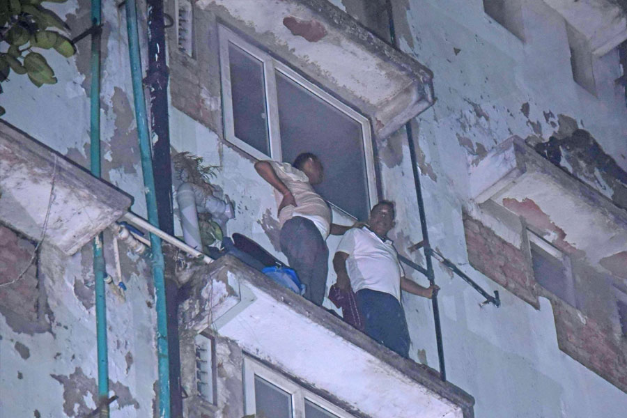 Massive fire breaks out in Machuabazar in North Kolkata