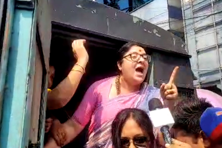 বিজেপির কালীঘাট অভিযান ঘিরে ধুন্ধুমার, আটক লকেট
