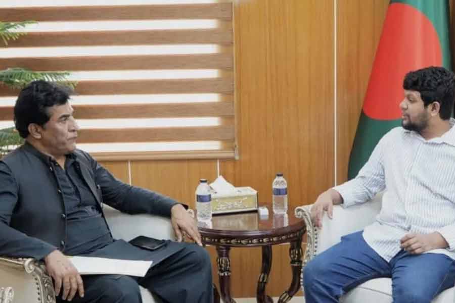 Pakistani High Commissioner meets with Bangladesh information Advisor Mahfuj Alam