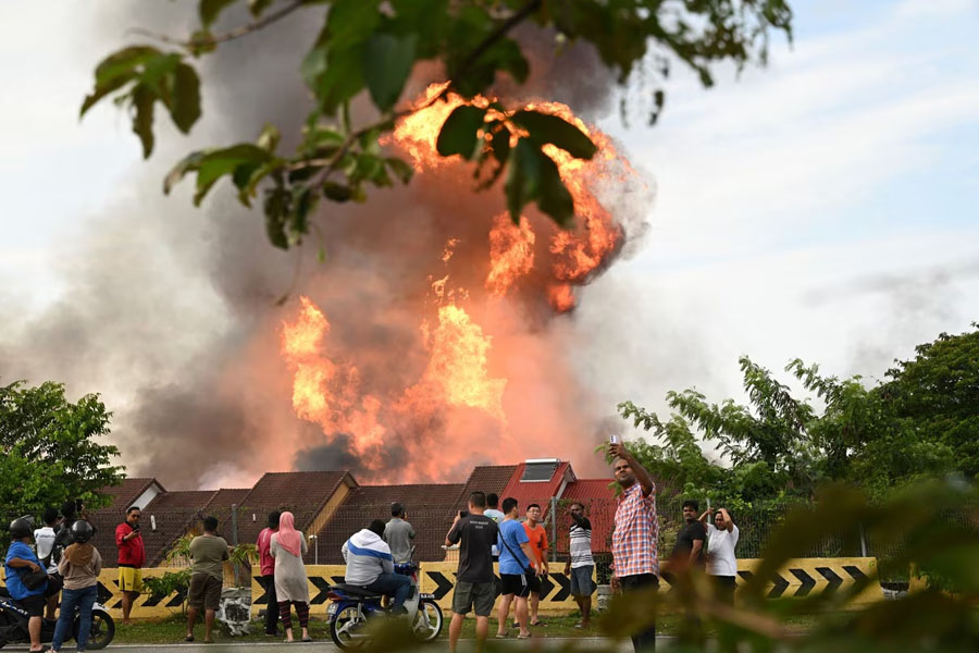 Gas pipeline explosion in malaysia more then 100 injured