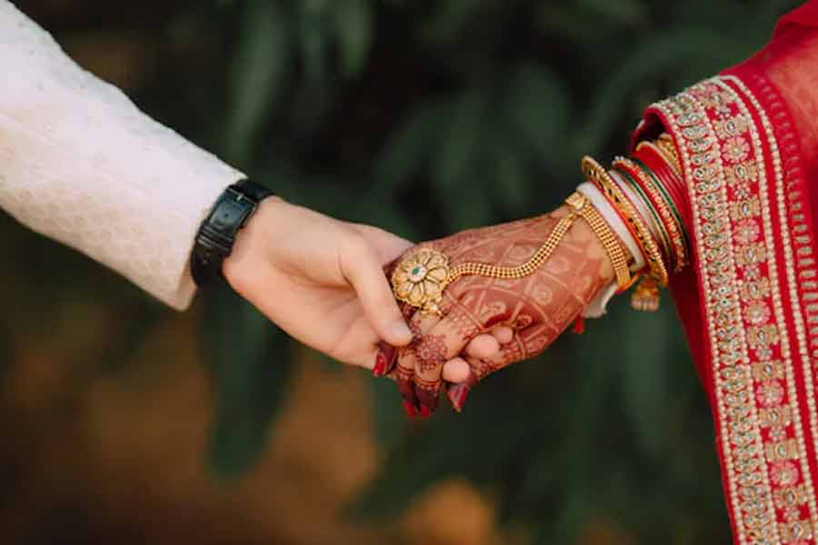 Bride’s mom elopes with groom, along with cash & jewellery days before wedding